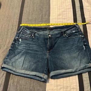 Silver boyfriend shorts size 22/6